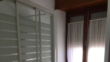 Suihkun ja ammeen yhdistelmä, ilmaiset hygieniatuotteet, hiustenkuivaaja