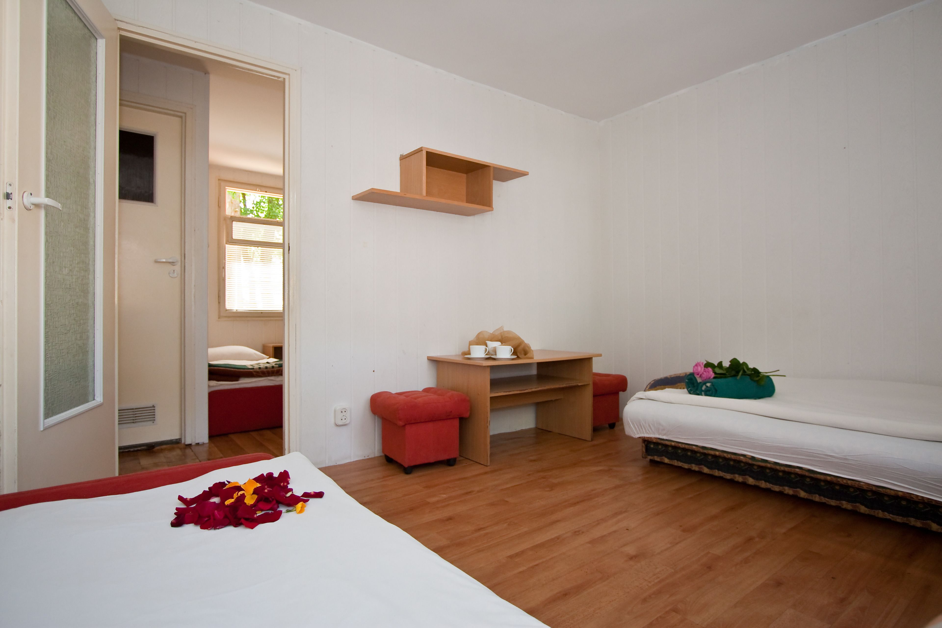 Une chambre comprenant un lit, un bureau et un petit coin salon.