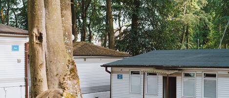 A row of mobile homes with a picnic table in front.