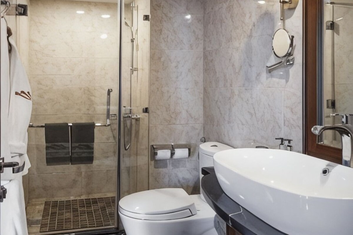 Bathroom | Free toiletries, hair dryer, bathrobes, slippers
