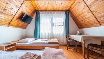 Habitación triple, baño compartido | Wifi gratis y ropa de cama