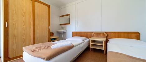 Habitación económica con 2 camas individuales (bathroom in another building) | Wifi gratis y ropa de cama