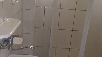 Een badkamer met een wastafel, toilet en douche.