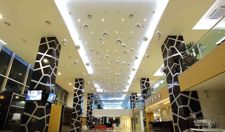 Entrada interior. Symphony Suites