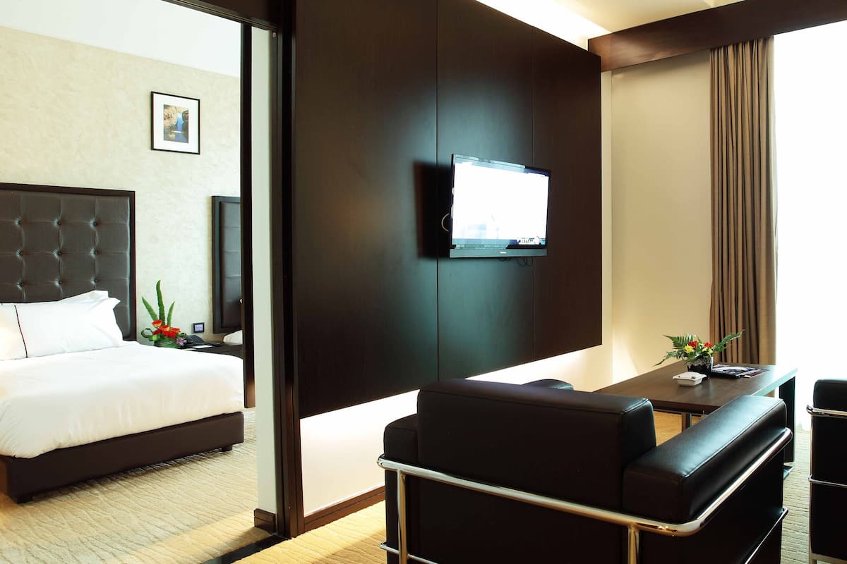 Minibar, coffres-forts dans les chambres, bureau, rideaux occultants