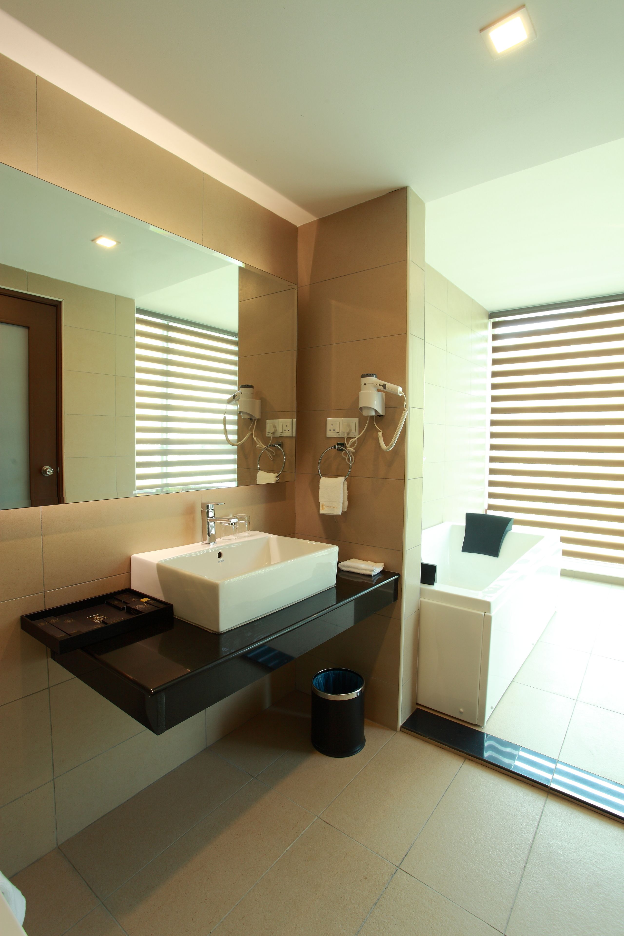 executive suite, 1 king bed, bathtub | bathroom | shower, free toiletries, hair dryer, slippers