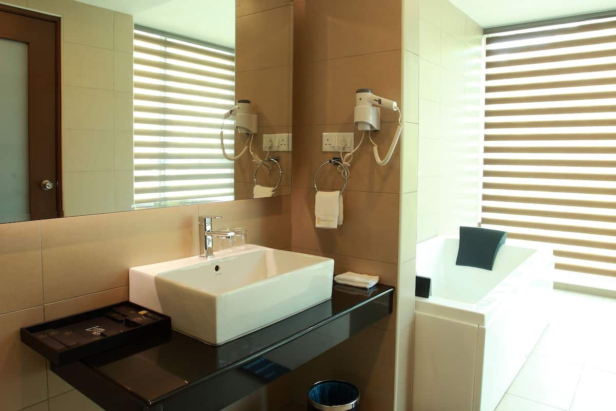 executive suite, 1 king bed, bathtub | bathroom | shower, free toiletries, hair dryer, slippers
