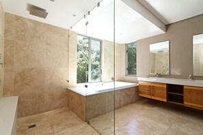 Milkwood Street (MLK001) | Phòng tắm | Bồn tắm và buồng tắm vòi sen riêng, khăn tắm