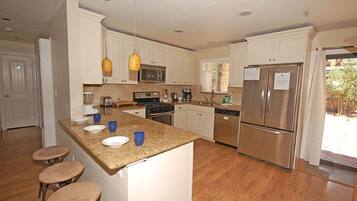 Microwave, dishwasher, coffee/tea maker, cookware/dishes/utensils