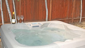 Outdoor spa tub - 3385 Bruce Drive (South Lake Tahoe)
