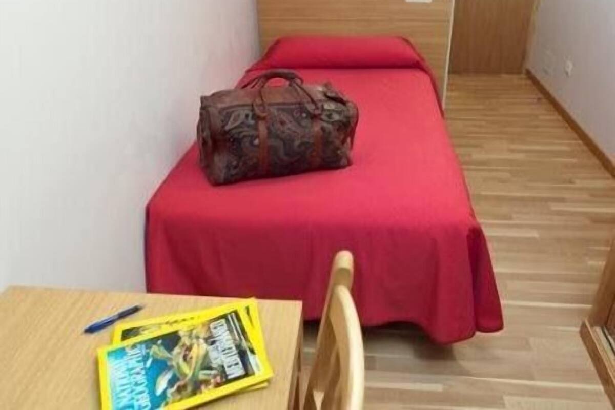 Single Room | Desk, free cots/infant beds, rollaway beds, free WiFi