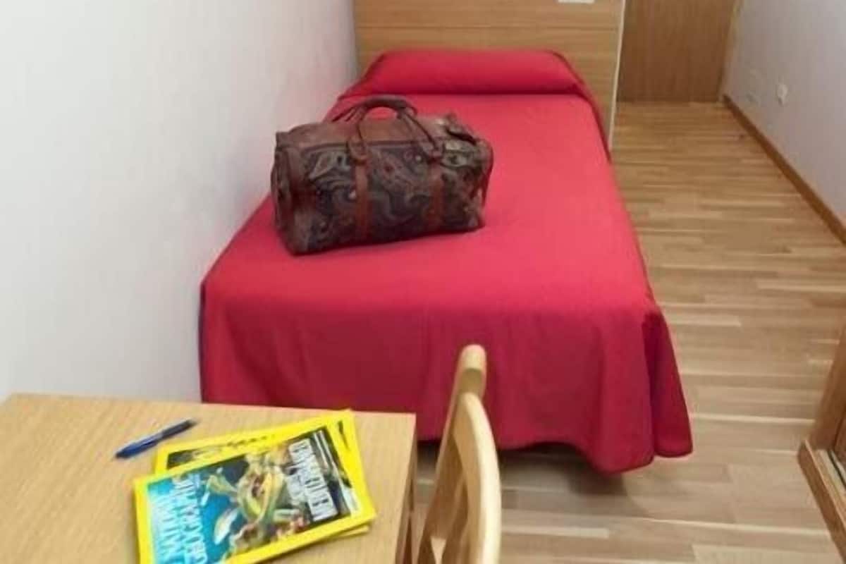Single Room | Desk, free cribs/infant beds, rollaway beds, free WiFi