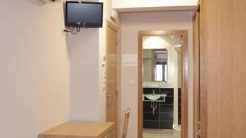 Bureau, lits bébé (gratuits), lits pliants/supplémentaires