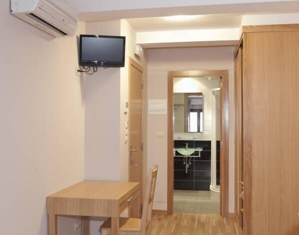 Desk, free cribs/infant beds, rollaway beds, free WiFi - Pensión Residencial Hortas (Santiago de Compostela)