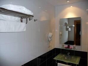 Shower, free toiletries, hair dryer, towels - Pensión Residencial Hortas (Santiago de Compostela)