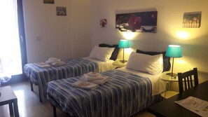 Kahden hengen huone (yksi tai kaksi sänkyä), 1 keskisuuri parisänky | Tallelokero huoneessa, työpöytä, silitysrauta/-lauta, ilmainen Wi-Fi