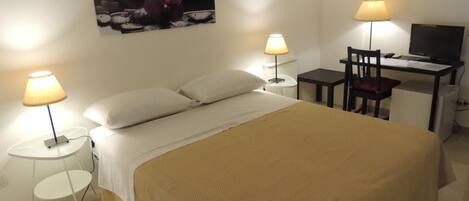 セーフティボックス (室内)、デスク、アイロン / アイロン台、WiFi (無料)