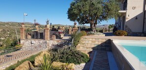 Seasonal outdoor pool, pool umbrellas, sun loungers - B&B A Robba de Pupi (Agrigento)