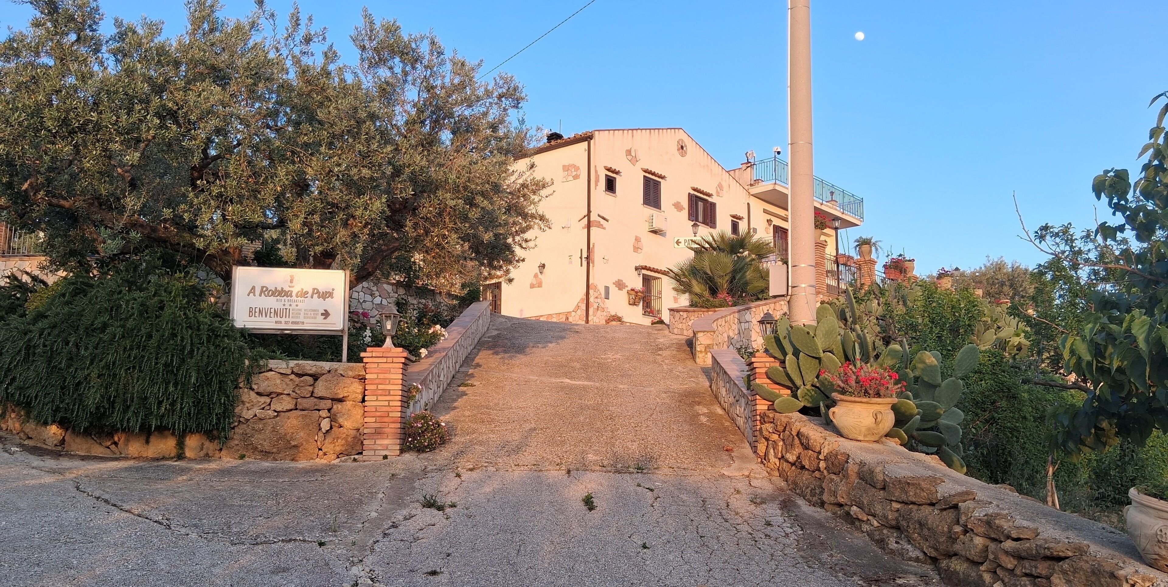 Un bâtiment sur lequel on peut lire l’inscription « A Ristorante de’ Papi », et un escalier menant à l’entrée.