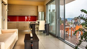 Geladeira grande, cooktop, máquina de café expresso, cafeteira/chaleira