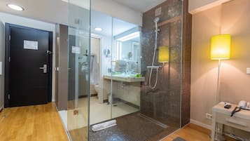 Camera Premier, 1 letto king | Bagno | Set di cortesia gratuito, asciugacapelli, asciugamani