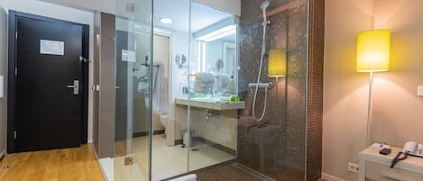 Chambre « Premier », 1 trÚs grand lit | Salle de bain | Articles de toilette gratuits, sÚche-cheveux, serviettes fournies
