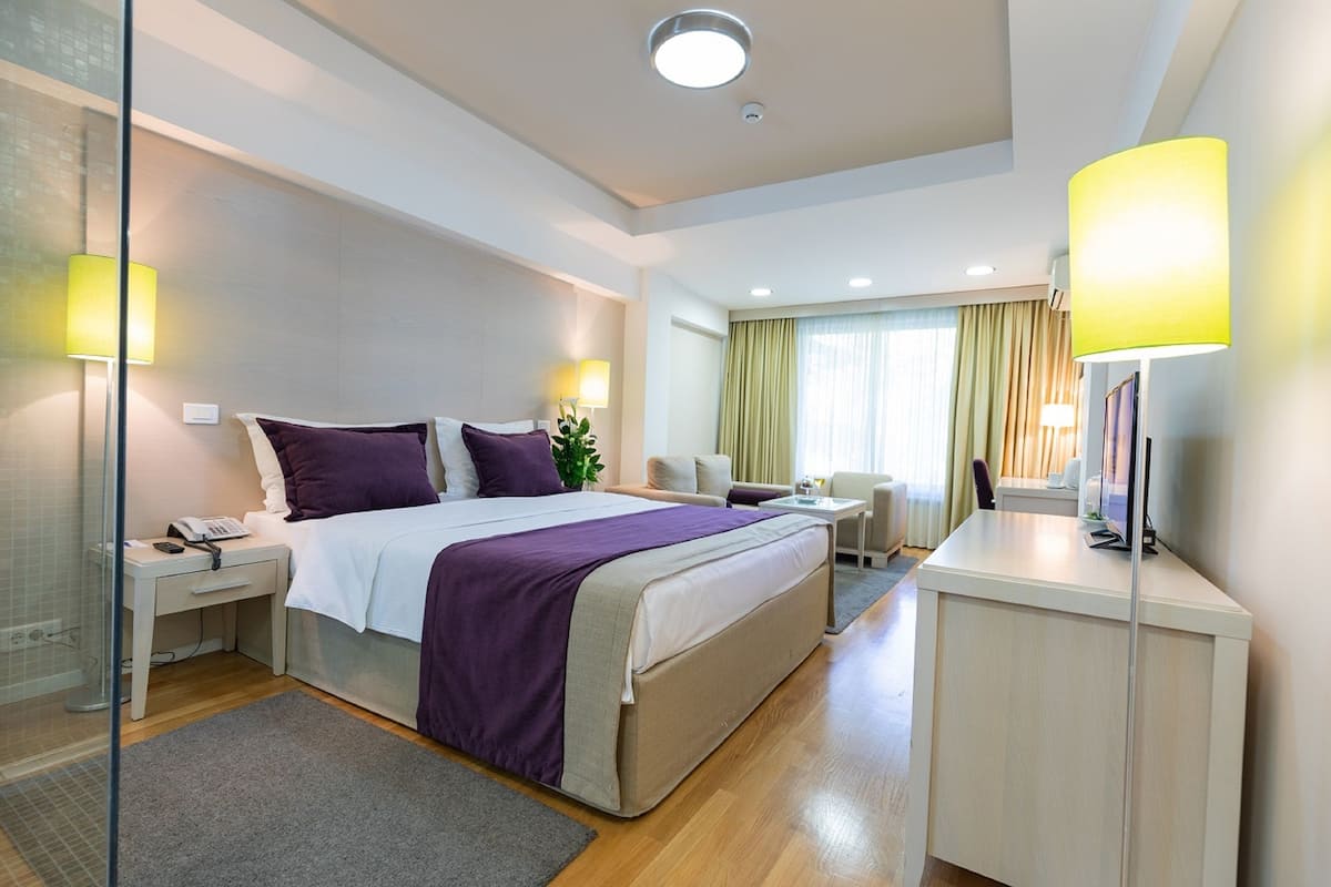 Premier kamer, 1 kingsize bed | Luxe beddengoed, een minibar, een bureau, verduisterende gordijnen