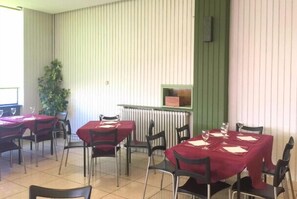 Déjeuner et dîner servis sur place, restauration en plein air 