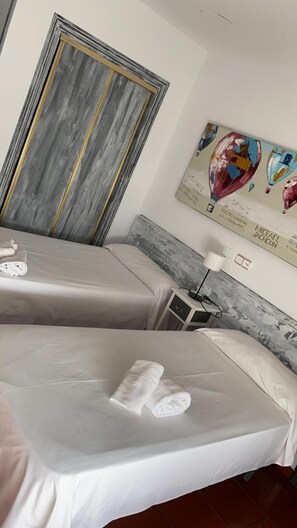Desk, blackout curtains, soundproofing, free WiFi - Hostal San Andres (Soria)
