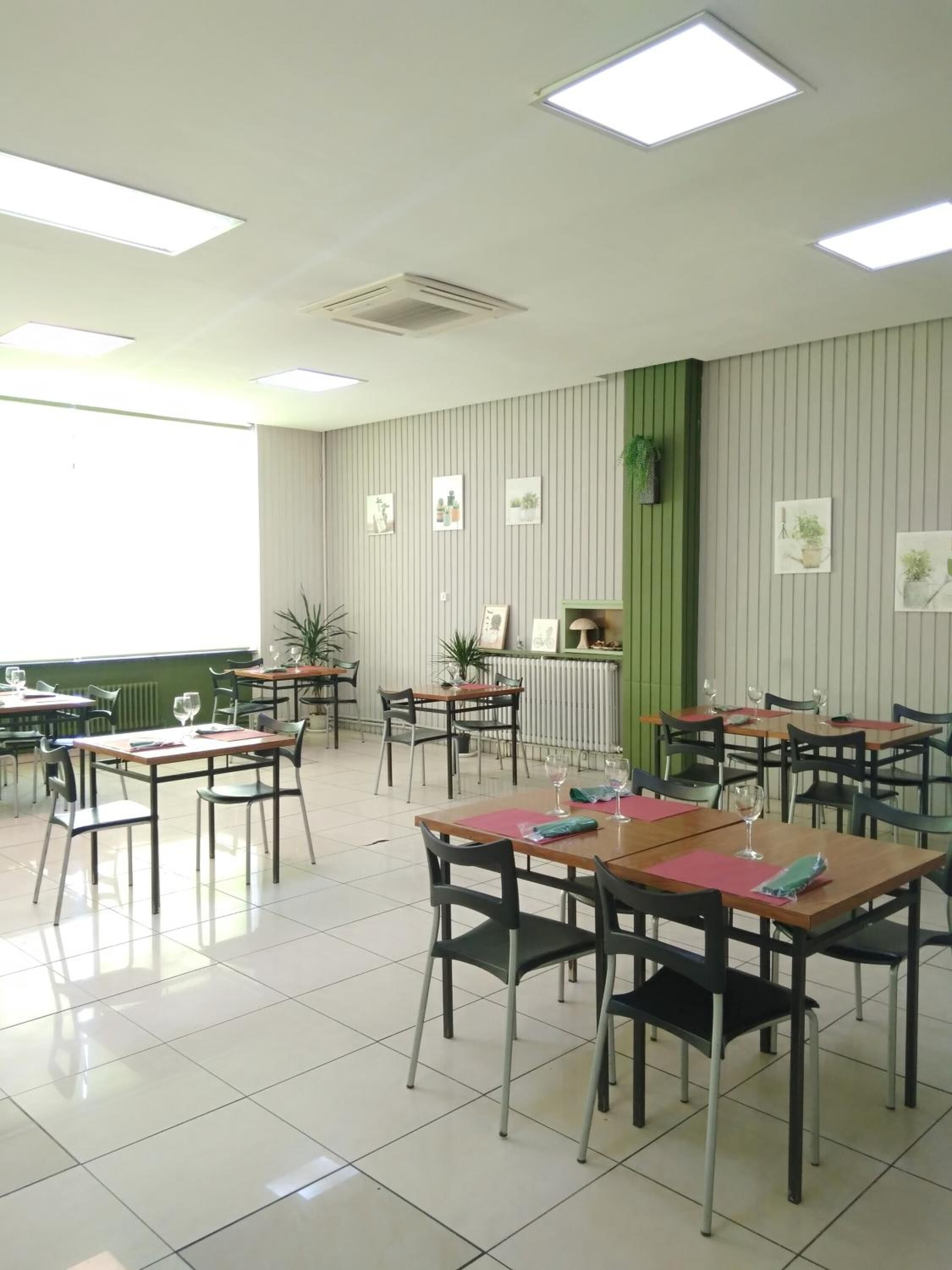 Serveert lunch, diner, lokale gerechten, buitendiner 