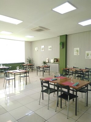 Lounas ja illallinen; paikallinen keittiö, ulkoilmaravintola 