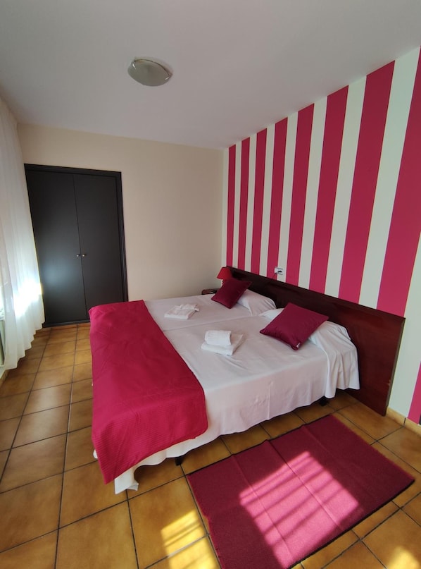 Työpöytä, pimennysverhot, äänieristys, ilmainen Wi-Fi