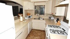 House, 3 Bedrooms | Private kitchen