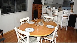 House, 3 Bedrooms | In-room dining