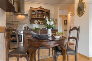 Apartment, 1 Bedroom (at 10 Nowowiejska  Street) | In-room dining