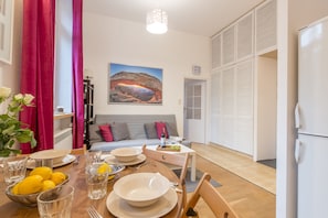 Apartment, 1 Schlafzimmer (Wyzwolenia 9 Avenue) | Essbereich im Zimmer