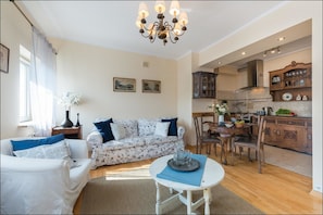 Apartment, 1 Schlafzimmer (at 10 Nowowiejska  Street) | Wohnbereich | 40-Zoll-Flachbildfernseher mit Kabelempfang, Fernseher