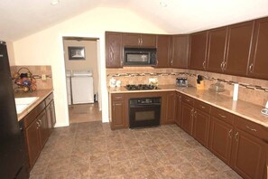 Deluxe House, 3 Bedrooms | Private kitchen