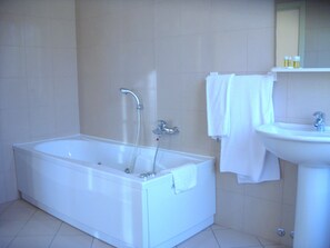 Triple Room | Bathroom | Free toiletries, hair dryer