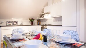 In-room dining - Arnos Apartments (London)