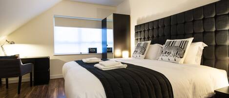 Appartement, 3 slaapkamers | Een kluis op de kamer, een bureau, een strijkplank/strijkijzer