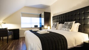 Apartment, 3 Bedrooms | In-room safe, desk, iron/ironing board, free cribs/infant beds - Arnos Apartments (London)