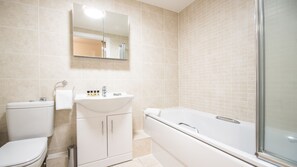 Combined shower/bathtub, free toiletries - Arnos Apartments (London)