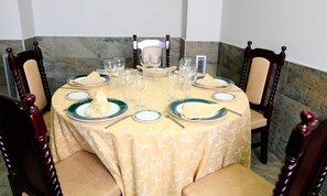 Se sirven almuerzos, cenas y cocina local (con mesas al aire libre) 