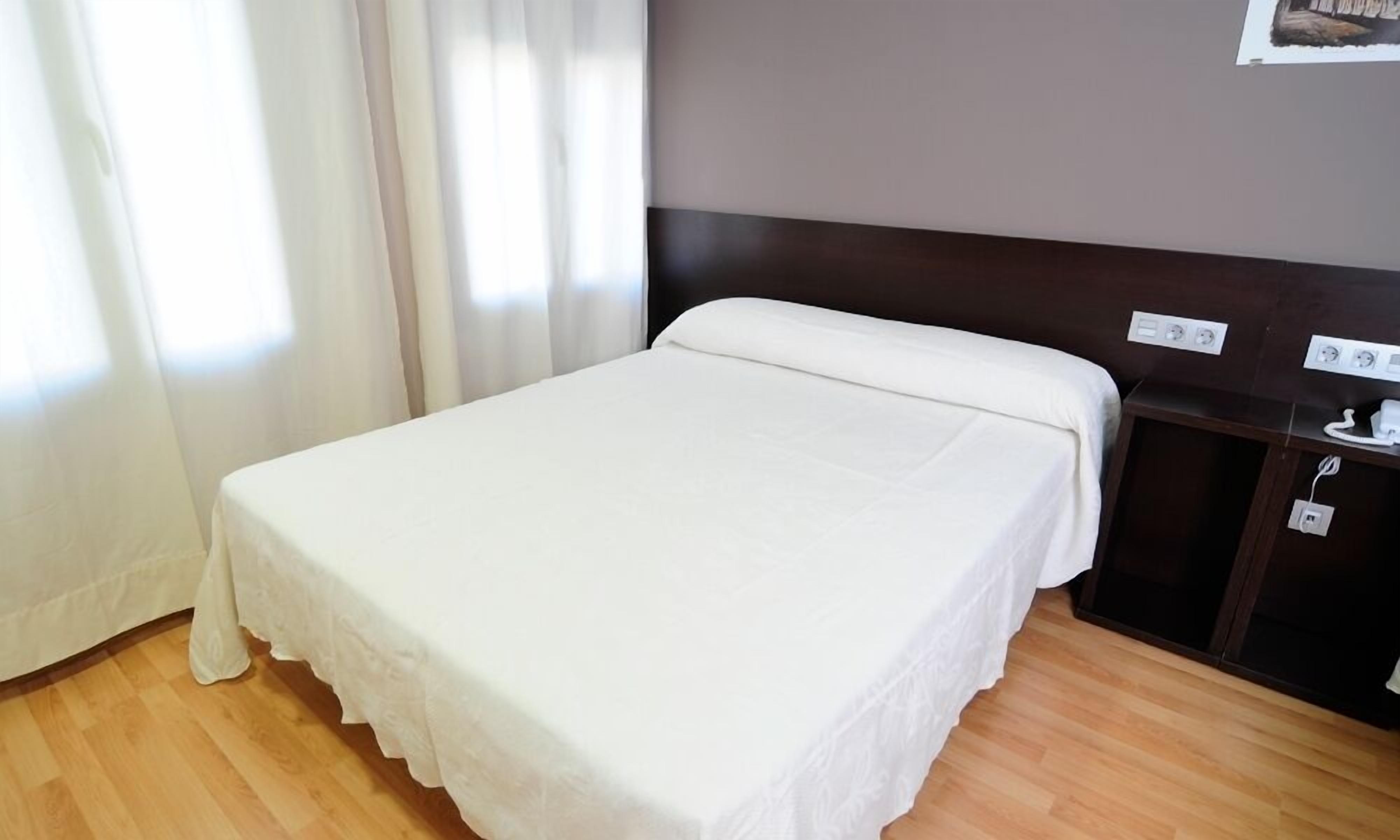 Standaard tweepersoonskamer, toegankelijk voor mindervaliden | Een bureau, verduisterende gordijnen, geluiddichte muren