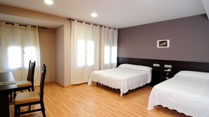 Escritorio, cortinas blackout y sistema de insonorización 