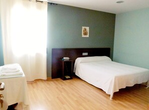 Habitación estándar doble, accesible para personas con discapacidad | Escritorio, cortinas opacas, sistema de insonorización y cunas gratuitas