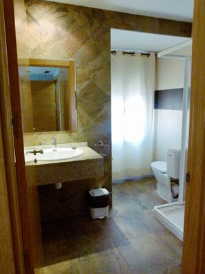 Dobbeltrom – standard, tilgjengelighetstilpasset | Skrivebord, blendingsgardiner, lydisolert og barnesenger (inkludert)