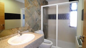 Ducha, artículos de tocador gratuitos, toallas