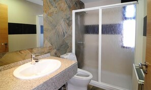 Habitación estándar doble, accesible para personas con discapacidad | Baño | Ducha, artículos de higiene personal gratuitos y toallas